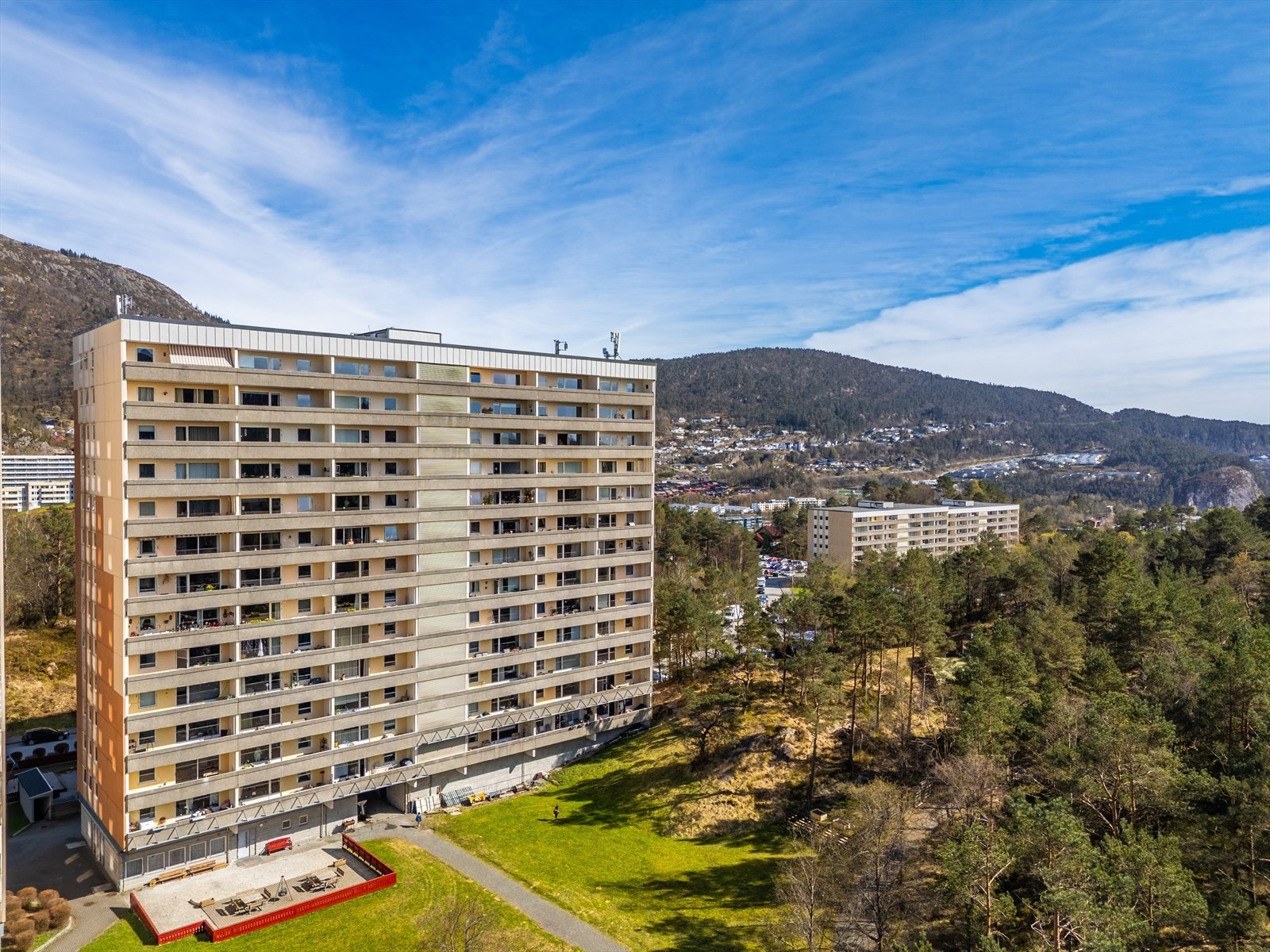 Boligen er del av et boligbygg fra 1973 med vestvendt terrasse på 11,4 m² og felles tomt. Galleribilde