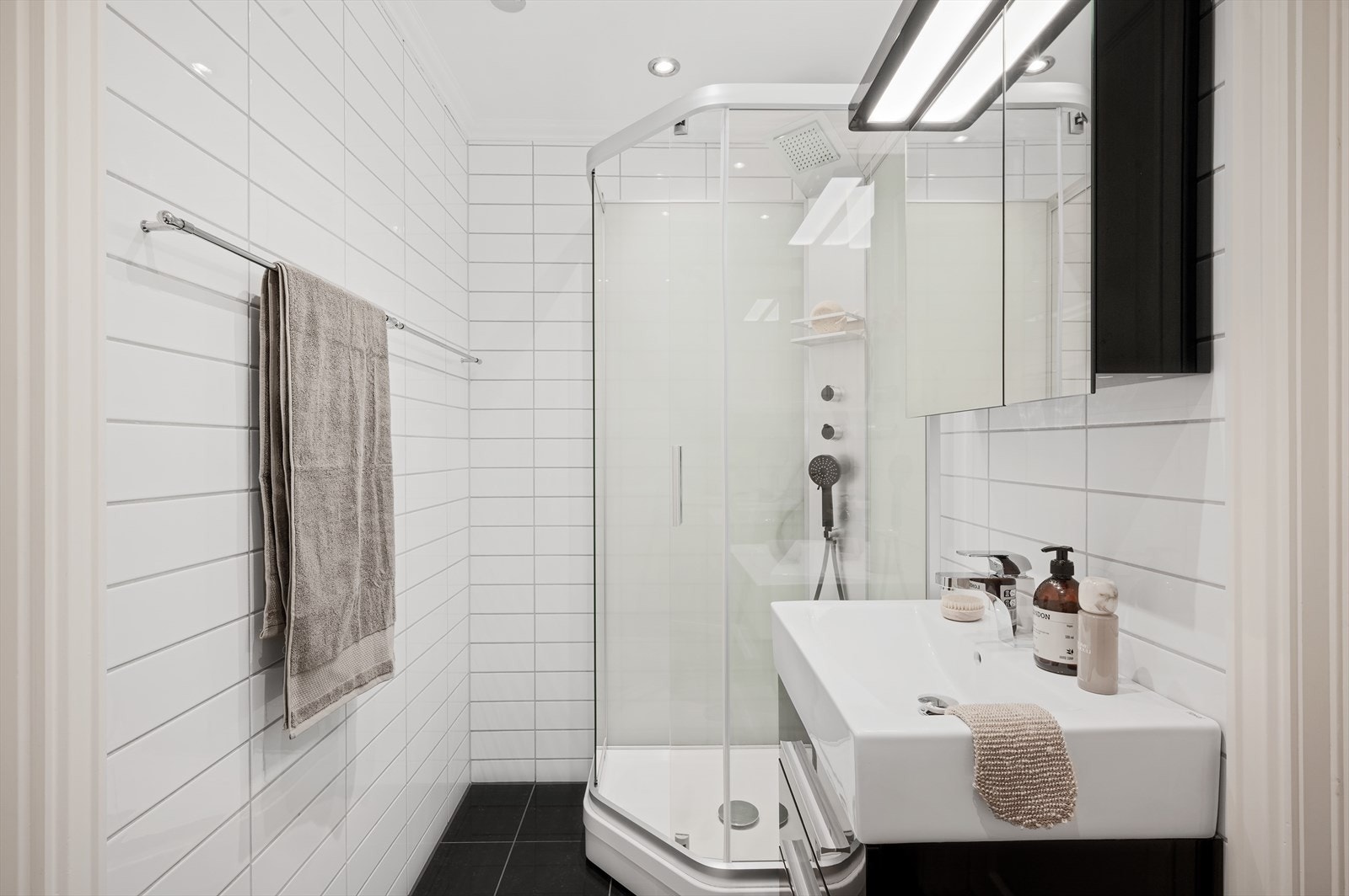 Dusjkabinettet er utstyrt med moderne armatur og det er opplegg for vaskemaskin. Galleribilde