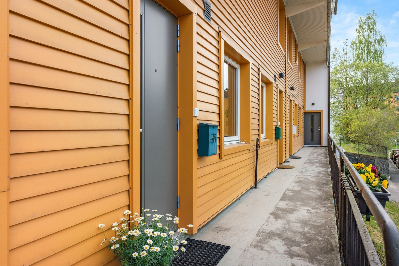 Leiligheten ligger i 1. og 2. etasje, med adkomst via en felles trappeoppgang og videre via utvendig svalgang. På plassen rett utenfor blokken lages det skøytebane om vinteren. Galleribilde