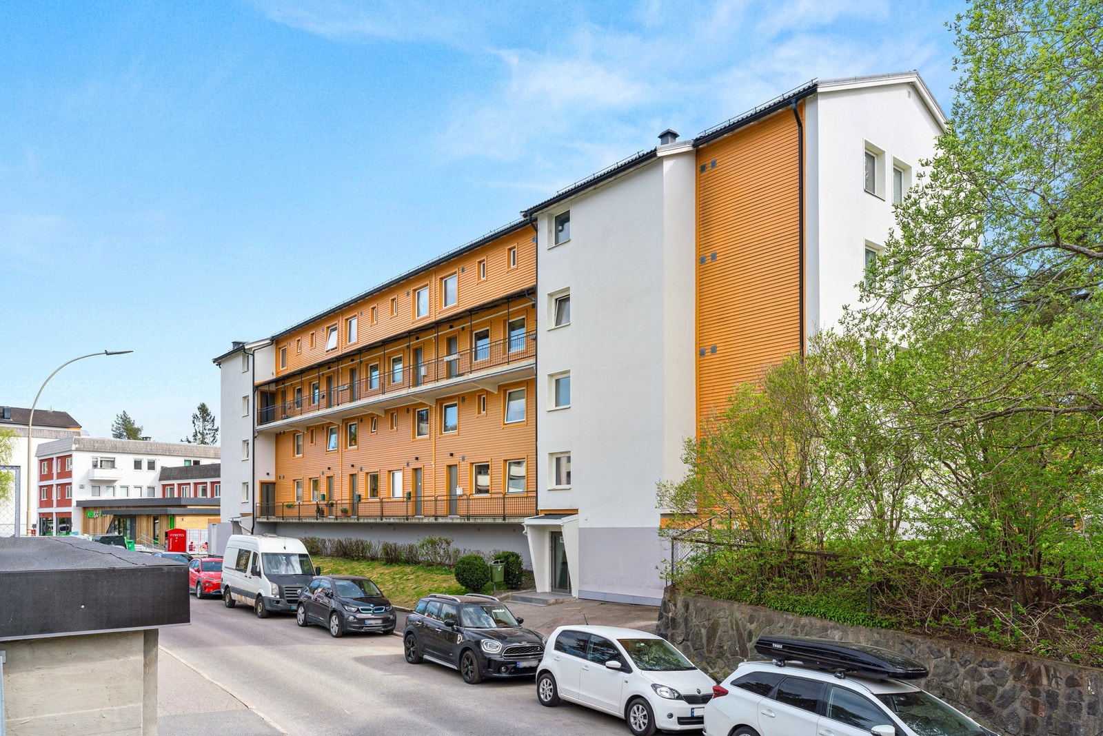 Beboere har tilgang på felles sykkelrom i kjelleretasjen. Fuglemyra borettslag har i overkant av 300 parkeringsplasser som leies ut til beboerne, og det er gratis gateparkering. Galleribilde