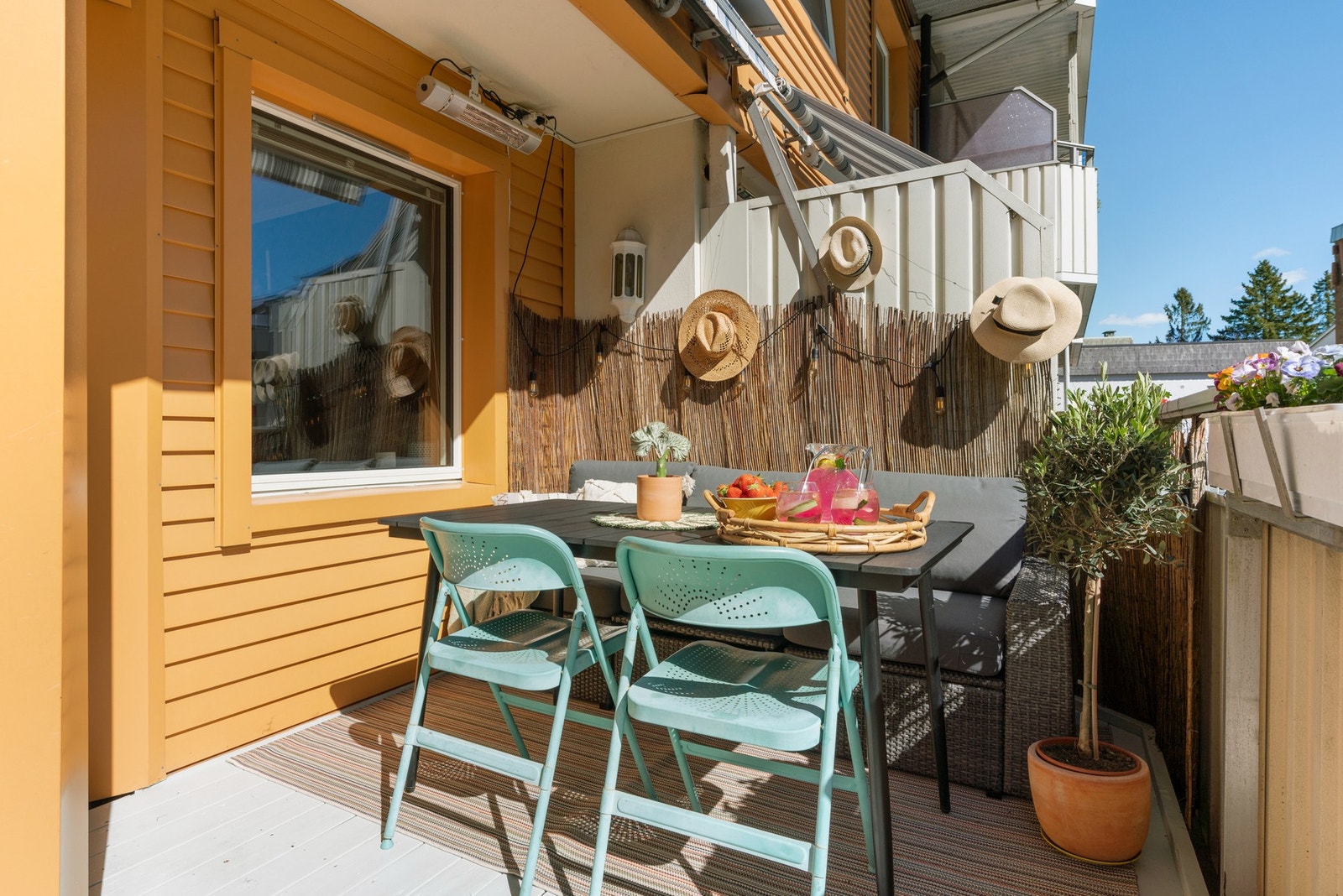 Balkongen ha fin plass til å innredes med sittegruppe, og det er også montert terrassevarmer, noe som legger til rette for lange kvelder på balkongen. Galleribilde