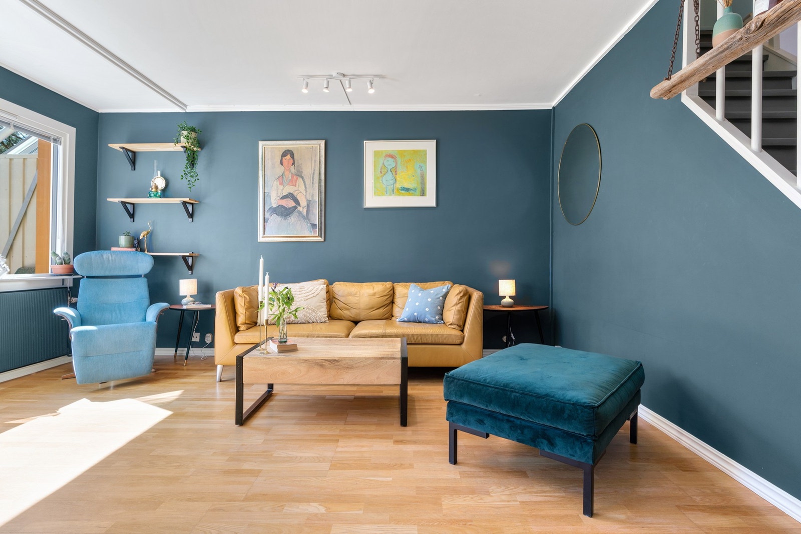 Fyring (oppvarming), varmtvann og grunnpakke kabel-tv/internett er inkludert i felleskostnadene. Galleribilde