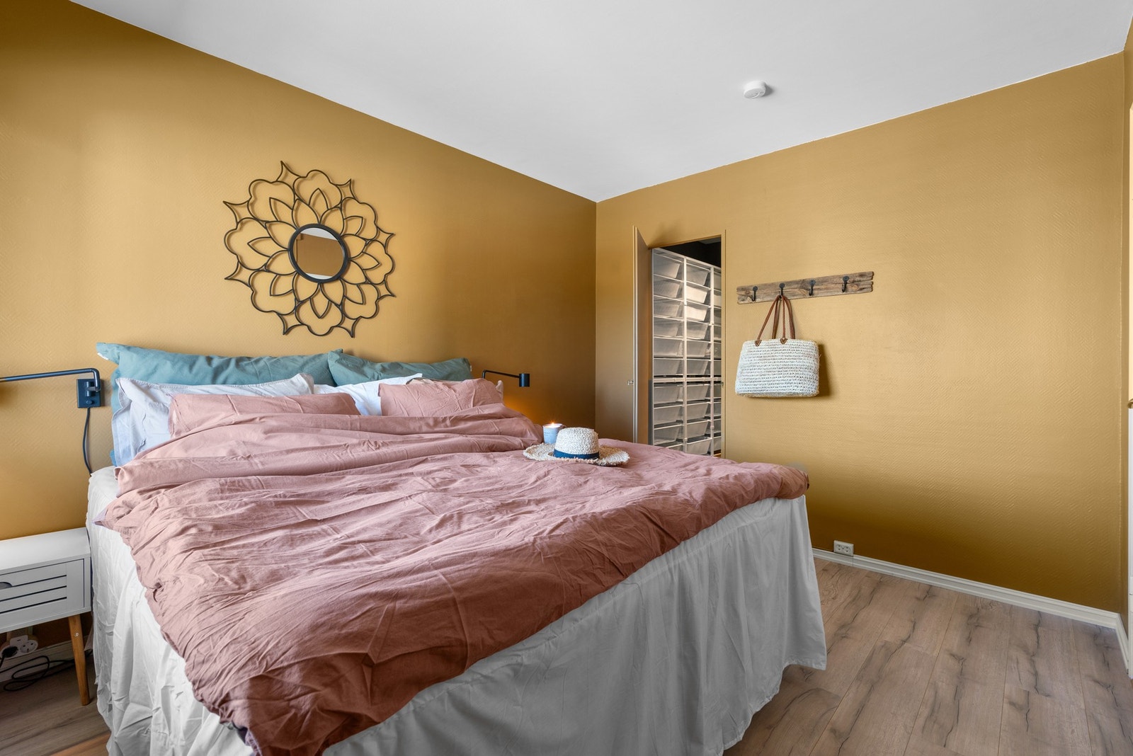 Det er god plass til dobbeltseng, og rommet har adkomst til et eget walk-in closet. Galleribilde