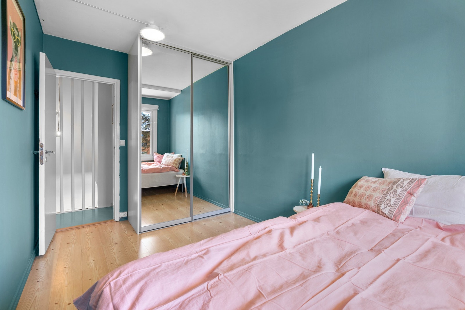 Rommet har plass til å innredes med både seng og kontorpult, og det er en skyvedørsgarderobe for lagring. Galleribilde