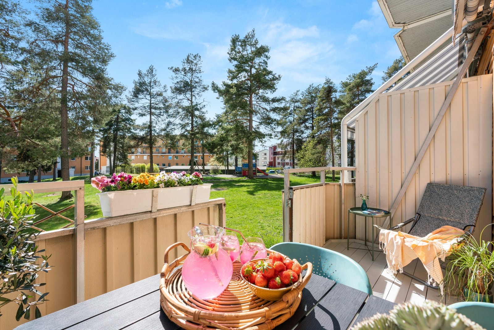 Oppsalstubben 1A er en pen 4-roms familieleilighet på 82m² over to plan med rekkehusfølelse. Skjermet, sentral og populær beliggenhet like ved Østmarka. Galleribilde