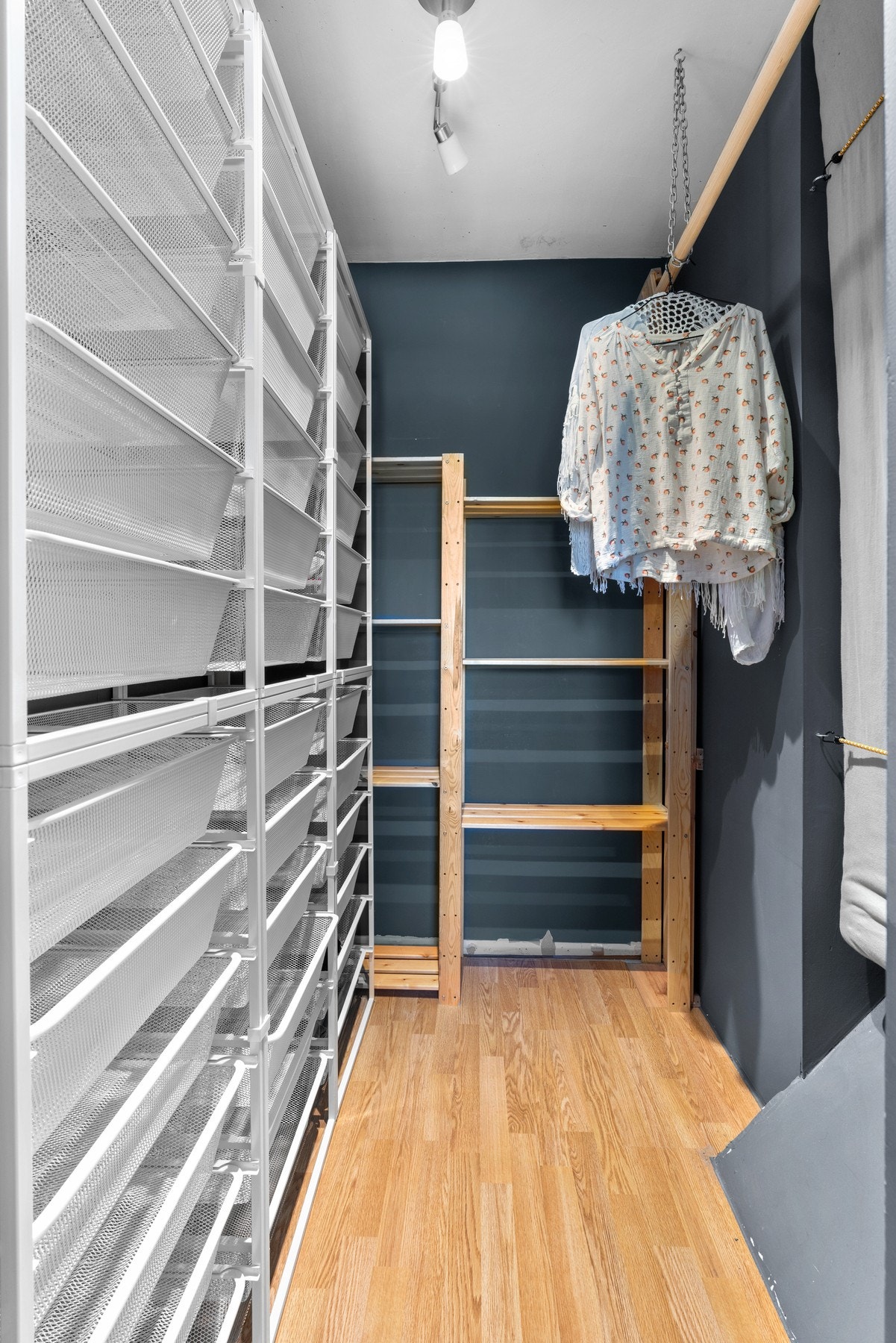 Svært praktisk walk-in closet, innredet med hyller, skuffer og klesoppheng. Galleribilde