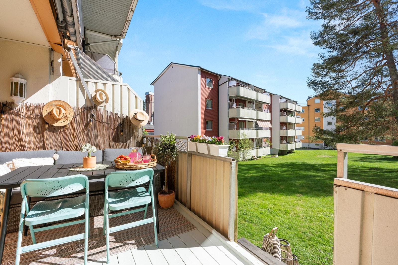 Leiligheten har utgang fra stuen til en solrik, sydvendt balkong på ca. 9 kvm. Terrassebordene ble slipt og malt i 2025. Galleribilde
