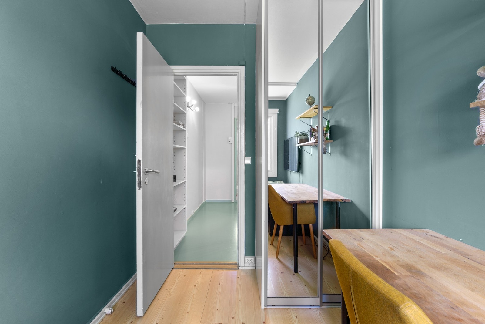 Rommet har lagringsplass i en skyvedørsgarderobe, og ekstra lagringspass finnes i en kjellerbod på ca. 3 kvm. Galleribilde