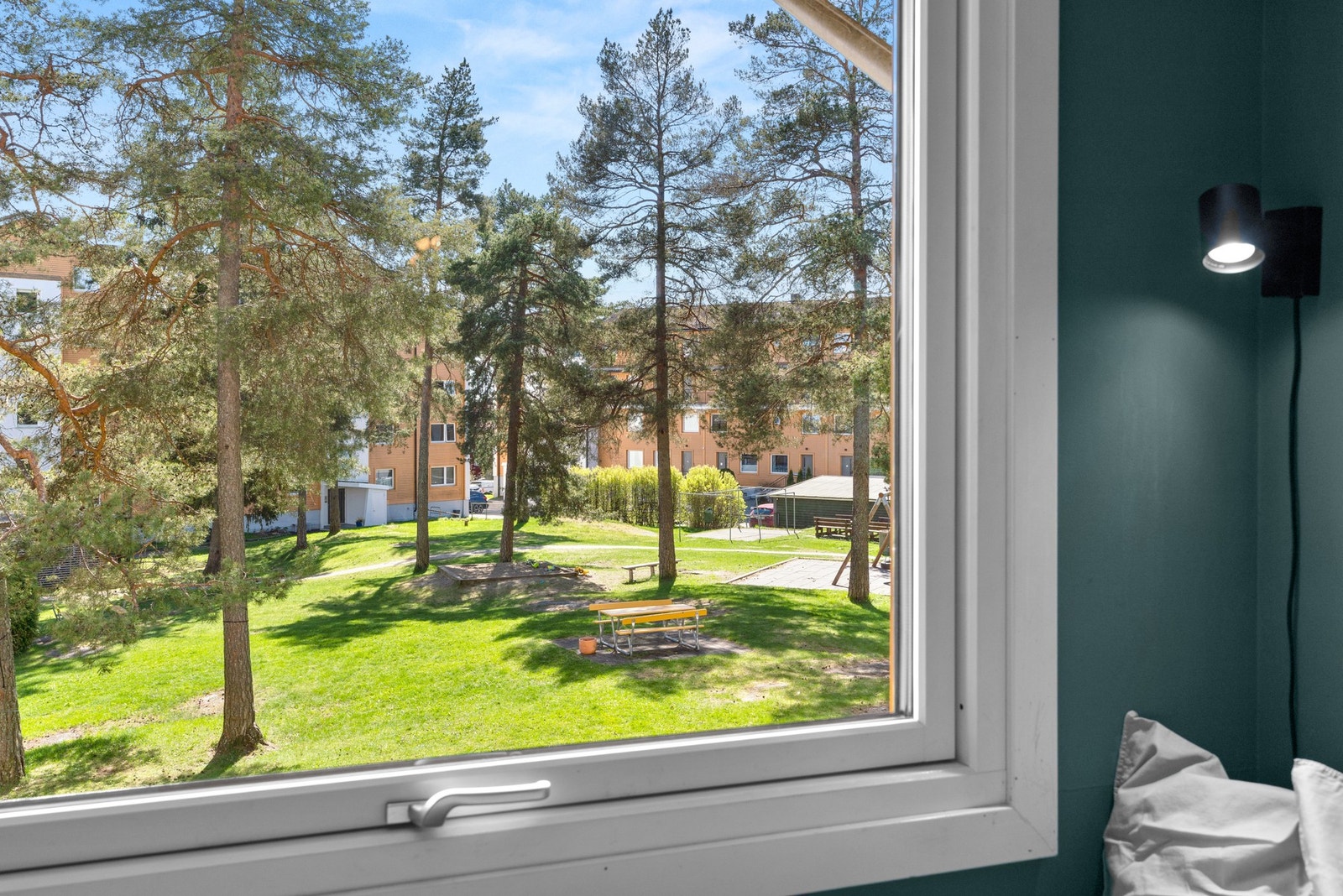 Rommer har stor vindusflate som vender ut mot borettslagets grøntarealer. Galleribilde