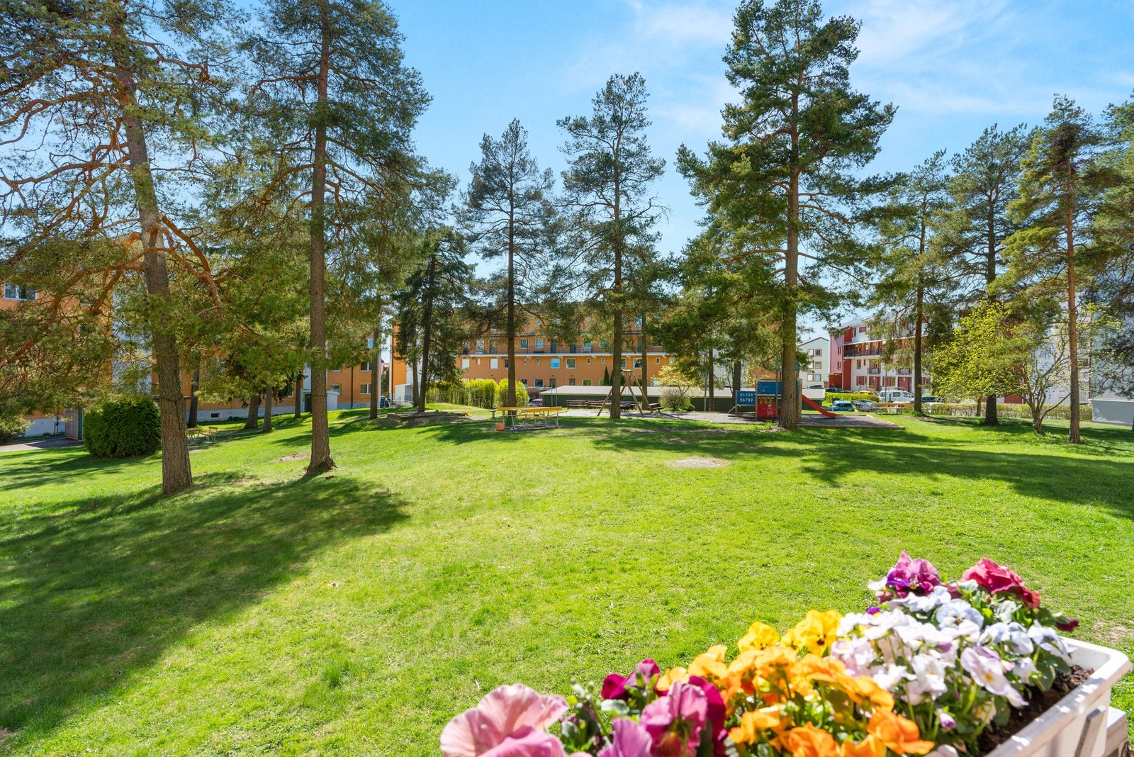 Her kan du følge med på barna leke fra balkongen. Galleribilde