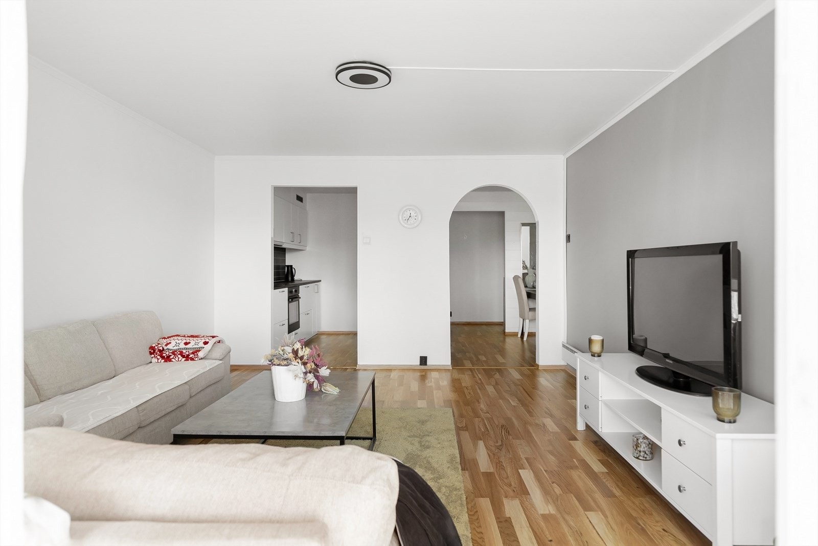 Lys og romslig stue med god plass til både sofa- og spisegruppe. Store vindusflater gir rikelig med naturlig lys og skaper en luftig romfølelse. Galleribilde