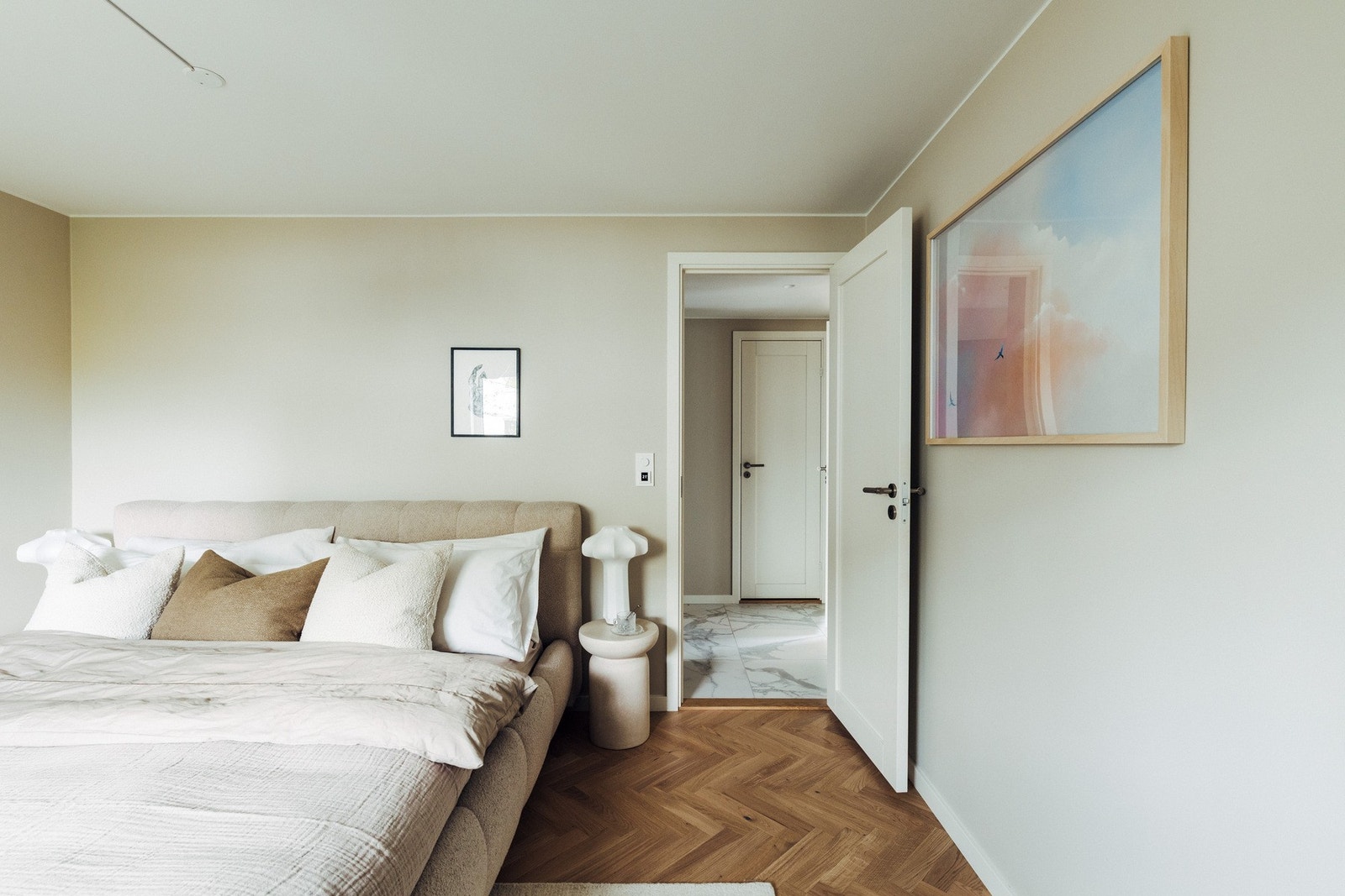 Sengen med ramme opplyses av selger å være 2 meter bred og 2,3 meter lang så her er det god plass til en stor dobbeltseng. Stikk er installert på hver side av sengen. Galleribilde