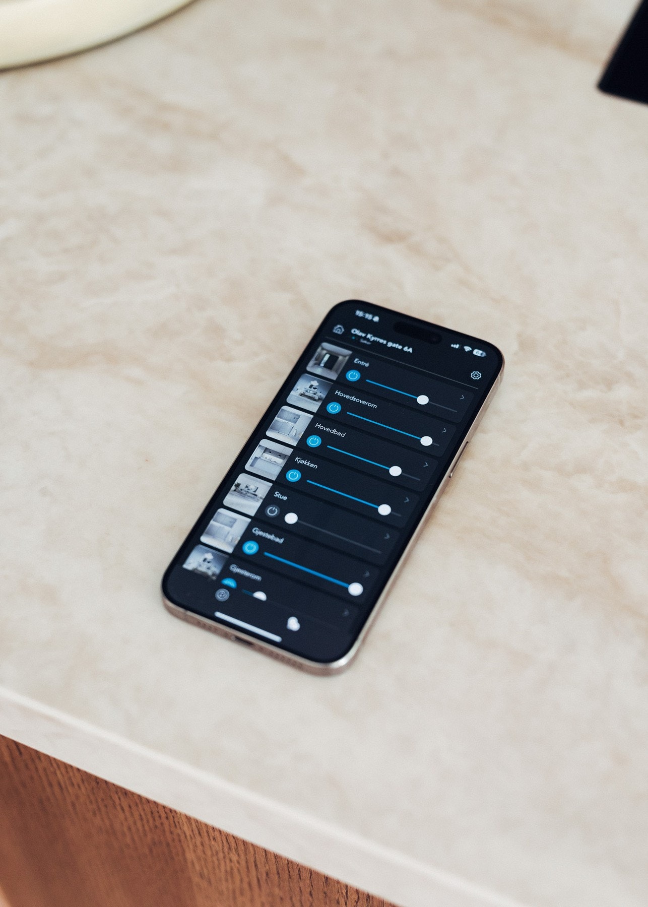 Leilighetens belysning kan styres fra telefon med Plejd, i tillegg til dimmere på vegg. Galleribilde