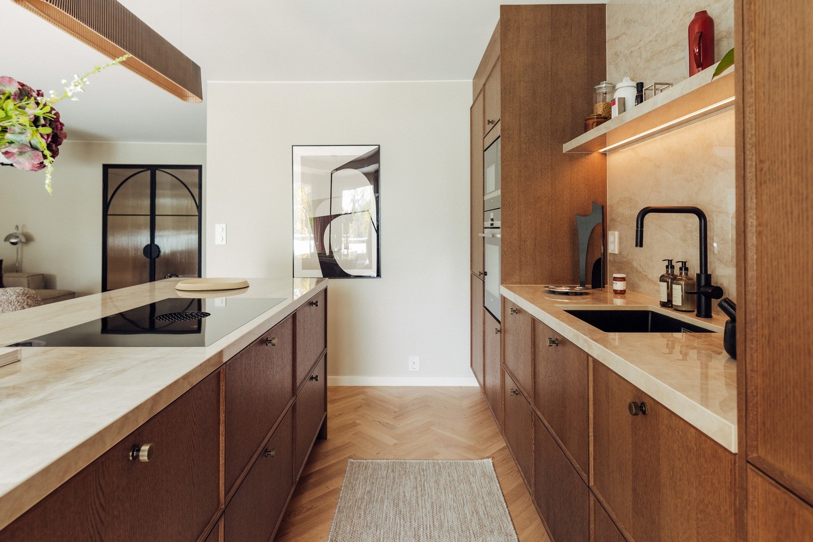 Benkeplate er av typen Dekton Arga, som er en slitesterk, ultrakompakt benkeplate med et varmt, marmorinspirert uttrykk i kremtoner og fine, subtile årer. Galleribilde