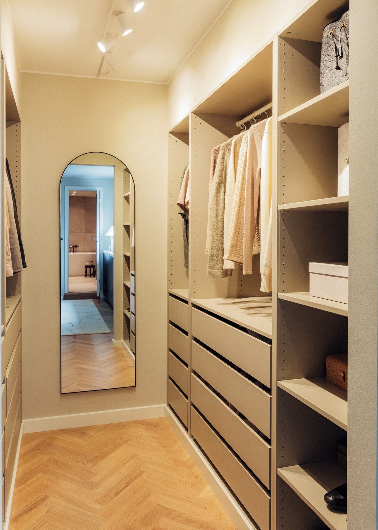 Hovedsoverommet har også walk-in garderobe med totalt 4 meter skap plass. Alle garderobene i leiligheten er kledd inn for en sømløs overgang fra vegg og tak til garderobe. Galleribilde