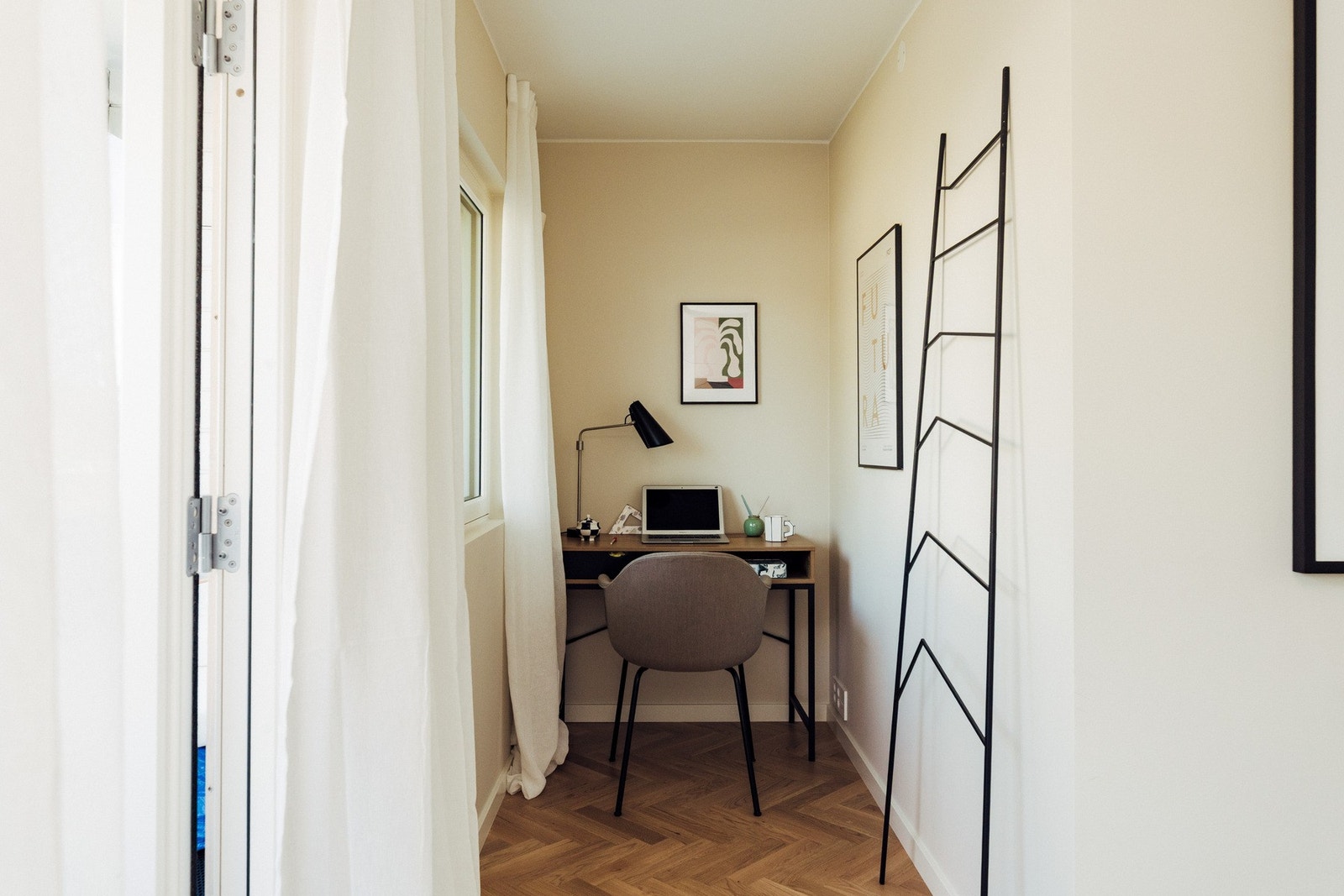 Kontoret finner vi i en liten nisje av soverom to. Dette rommet har en bredde på 1,2 meter så her er det godt av plass å boltre seg på. Her er det i tillegg installert kablet internett uttak om hastighet på nett er viktig på jobb eller fritid. Galleribilde