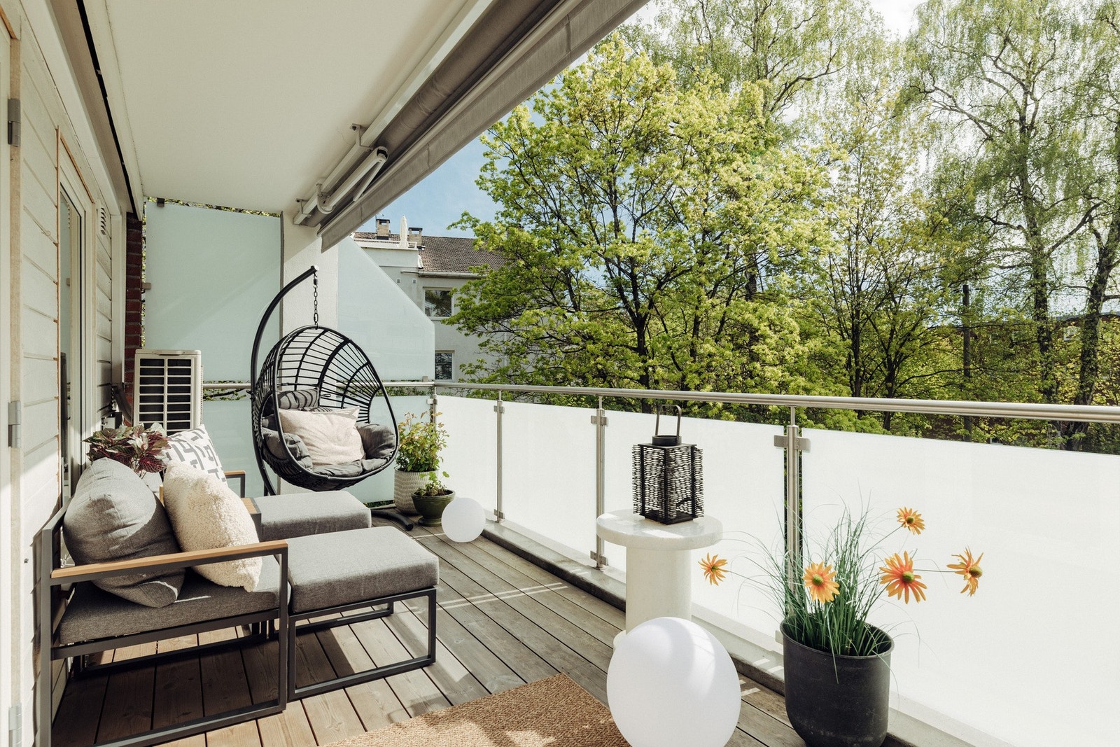 Terrassen er på hele 15 kvm og vender mot sørvest. Selger opplyser at de har sol på denne uteplassen mellom 10 på formiddagen og 21 på kvelden. Galleribilde