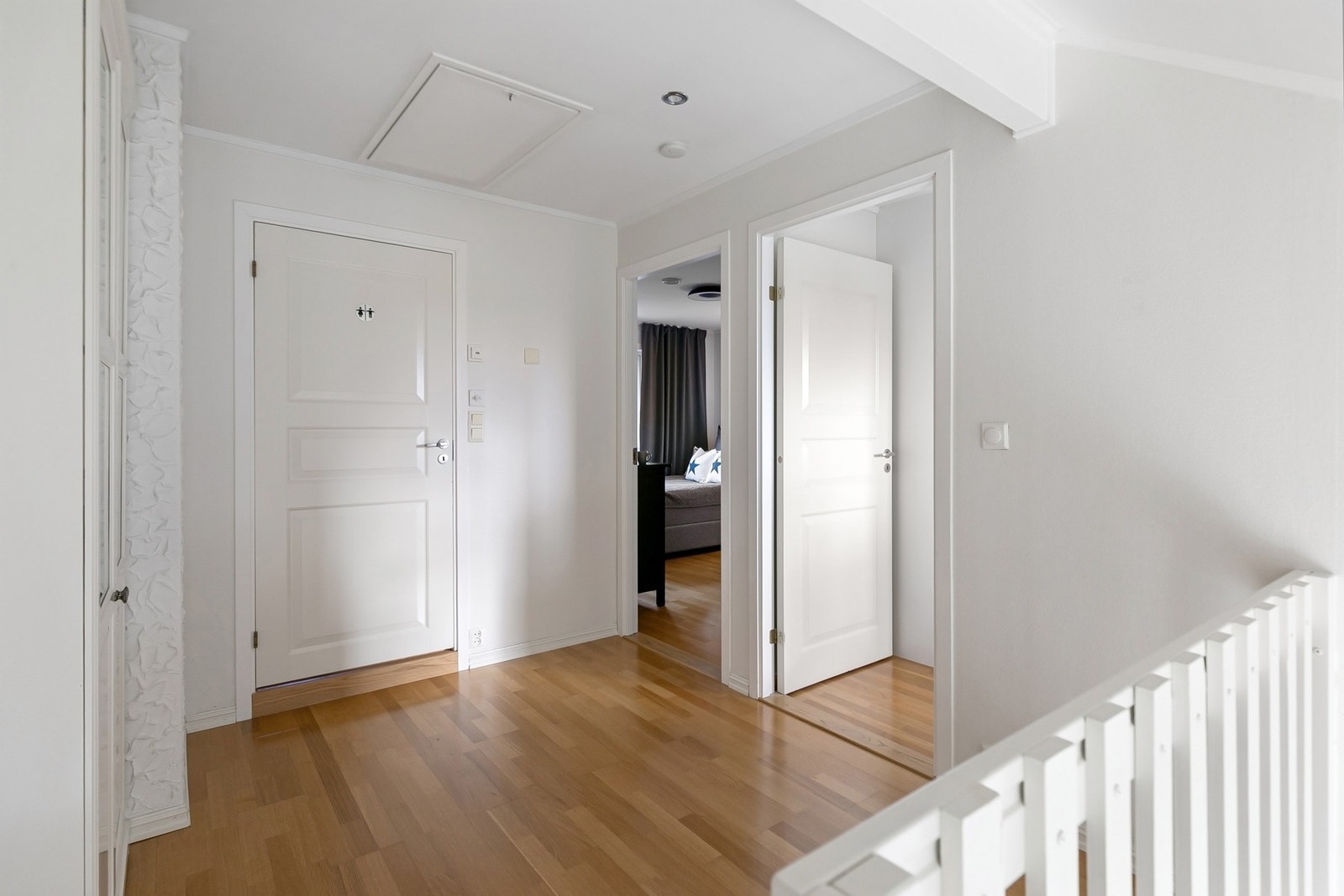 I boligens øvre etasje finner du en mer tilbaketrukket og privat del av boligen, bestående av to gode soverom, bad og gang. Galleribilde