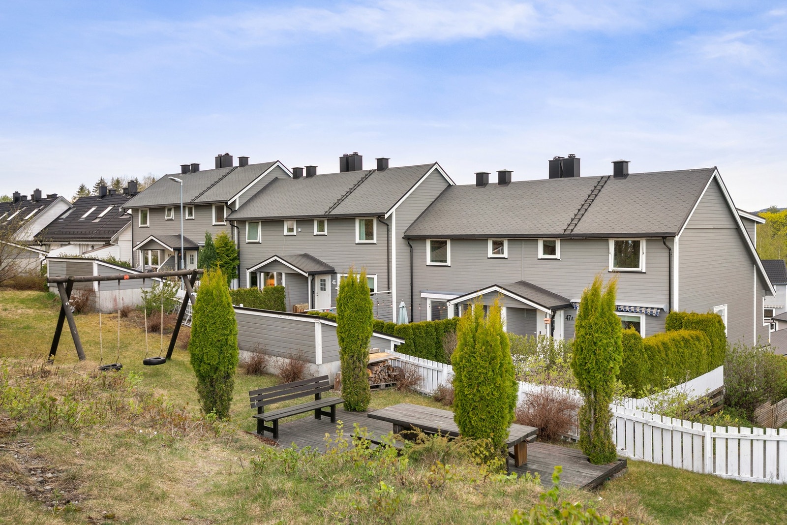 Her får du både en solrik balkong og en romslig markterrasse - perfekt for lange sommerdager, grilling og hyggelige kvelder med familie og venner. Galleribilde