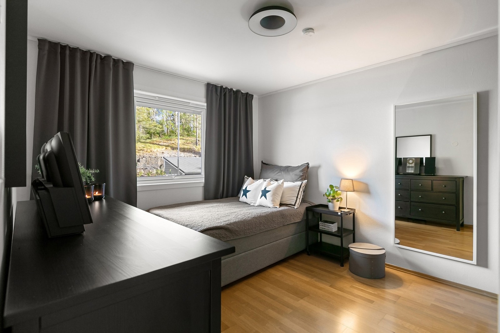 Begge soverommene har fine størrelser og gode møbleringsmuligheter, med plass til både seng, garderobe og eventuelt skrivebord. Galleribilde