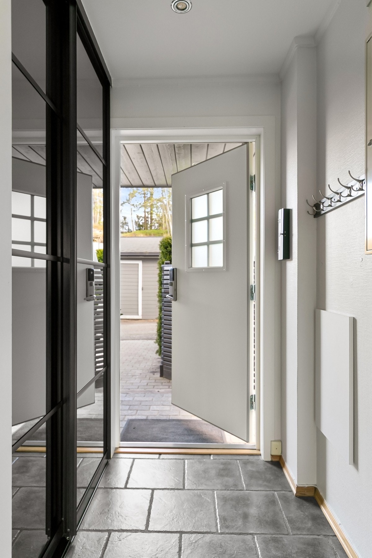 Innbydende entré med skyvedørs garderobe og god plass for oppbevaring. Galleribilde