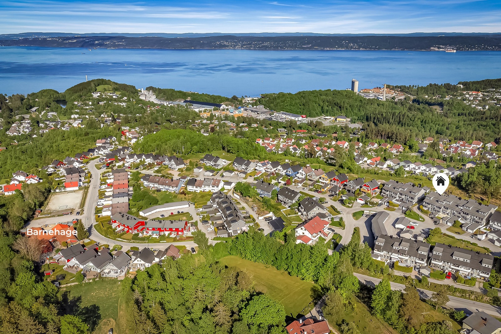 Området har et godt og variert servicetilbud som dekker de fleste daglige behov. Innen kort kjøreavstand finner du både Slemmestad og Heggedal sentrum. Galleribilde