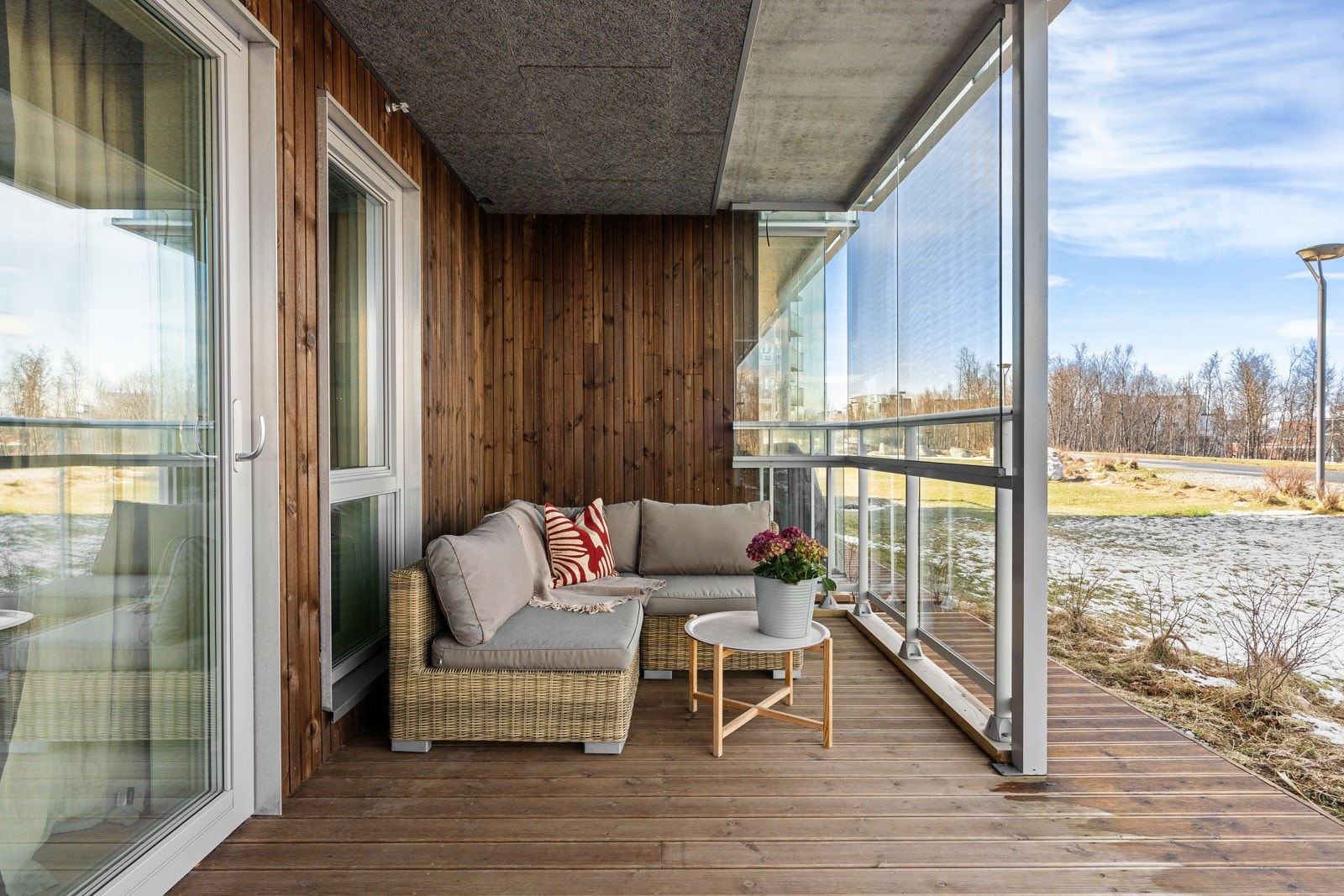 Deler av terrassen er overbygd og har innglassing, som skjermer for vær og vind