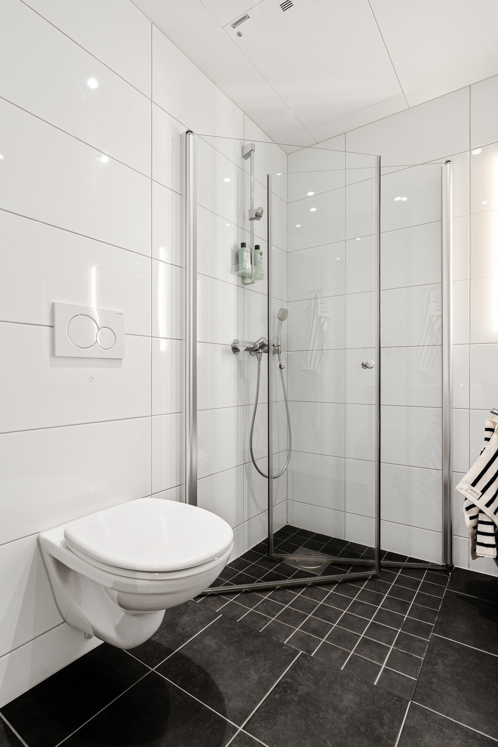 Badet har vegghengt wc og dusjhjørne med innfellbare glassdører. Forbruk av varmtvann (akonto) er inkludert