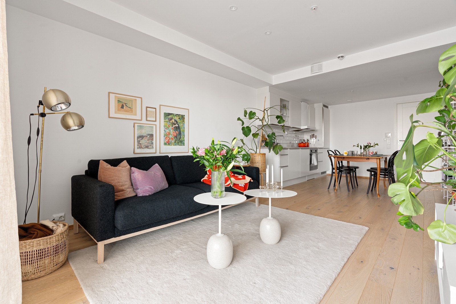 Lys og fin stue med god takhøyde, downlights i himling og listfri løsning mellom vegg og himling