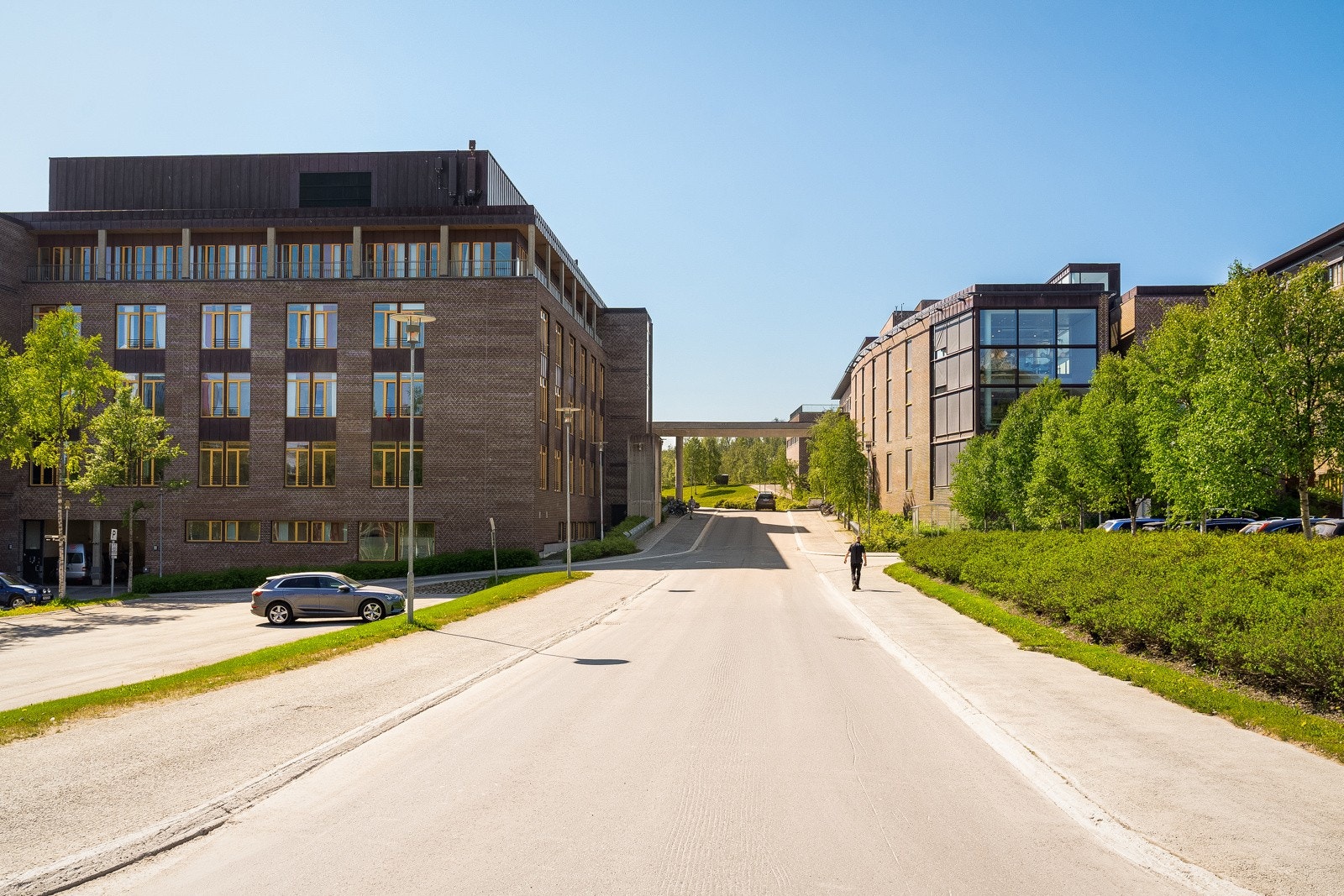 Her bor du fint til i et rolig område med kort vei busstopp og det er gangavstand til UiT og UNN.