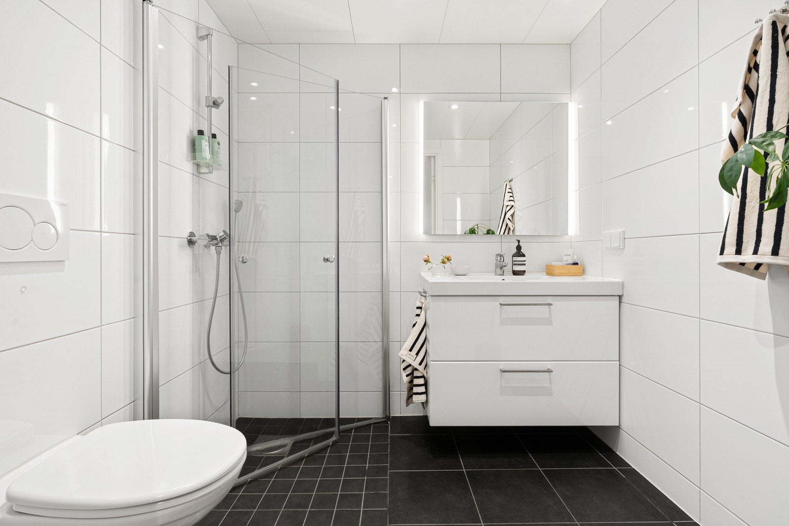 Flislagt bad/wc med gulvvarme og downlights i himling