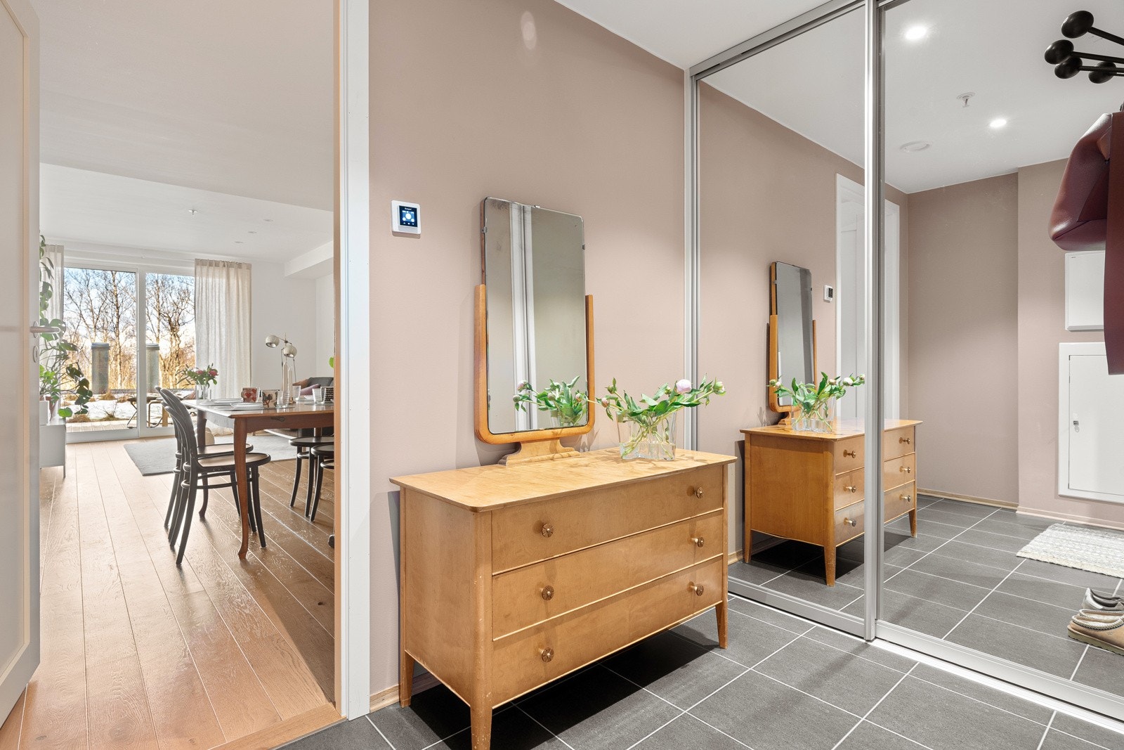Velkommen inn! Innbydende entré med fliser på gulv og gulvvarme