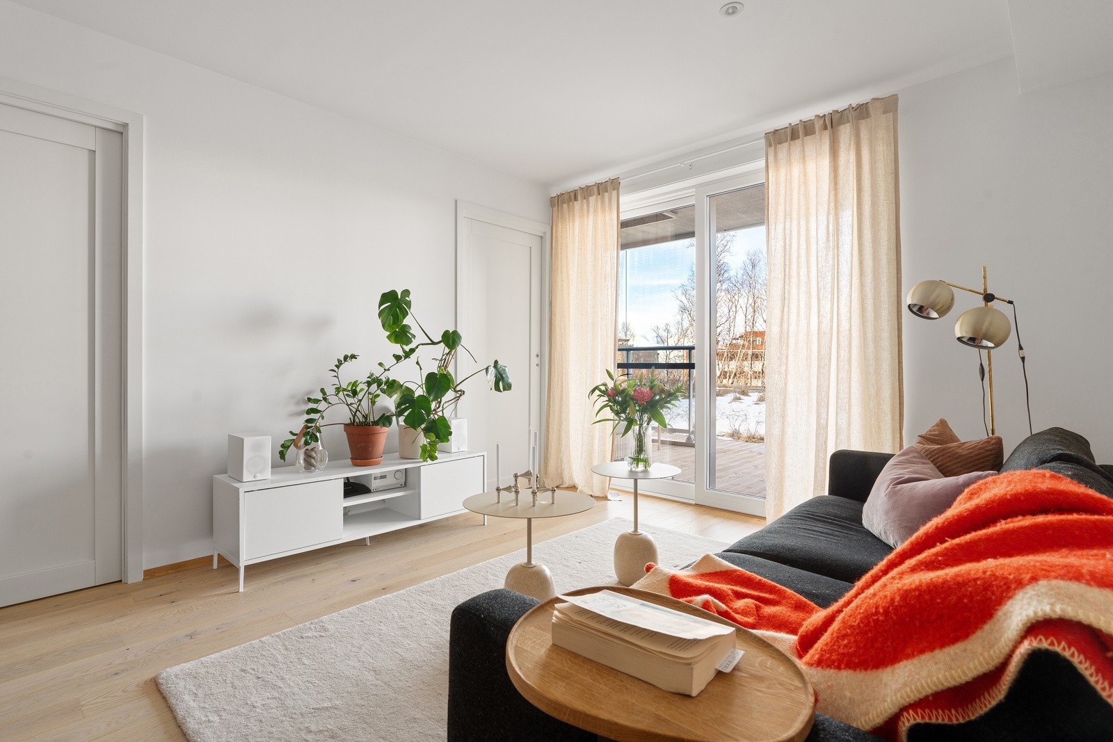 Stue med utgang til en stor vestvendt terrasse