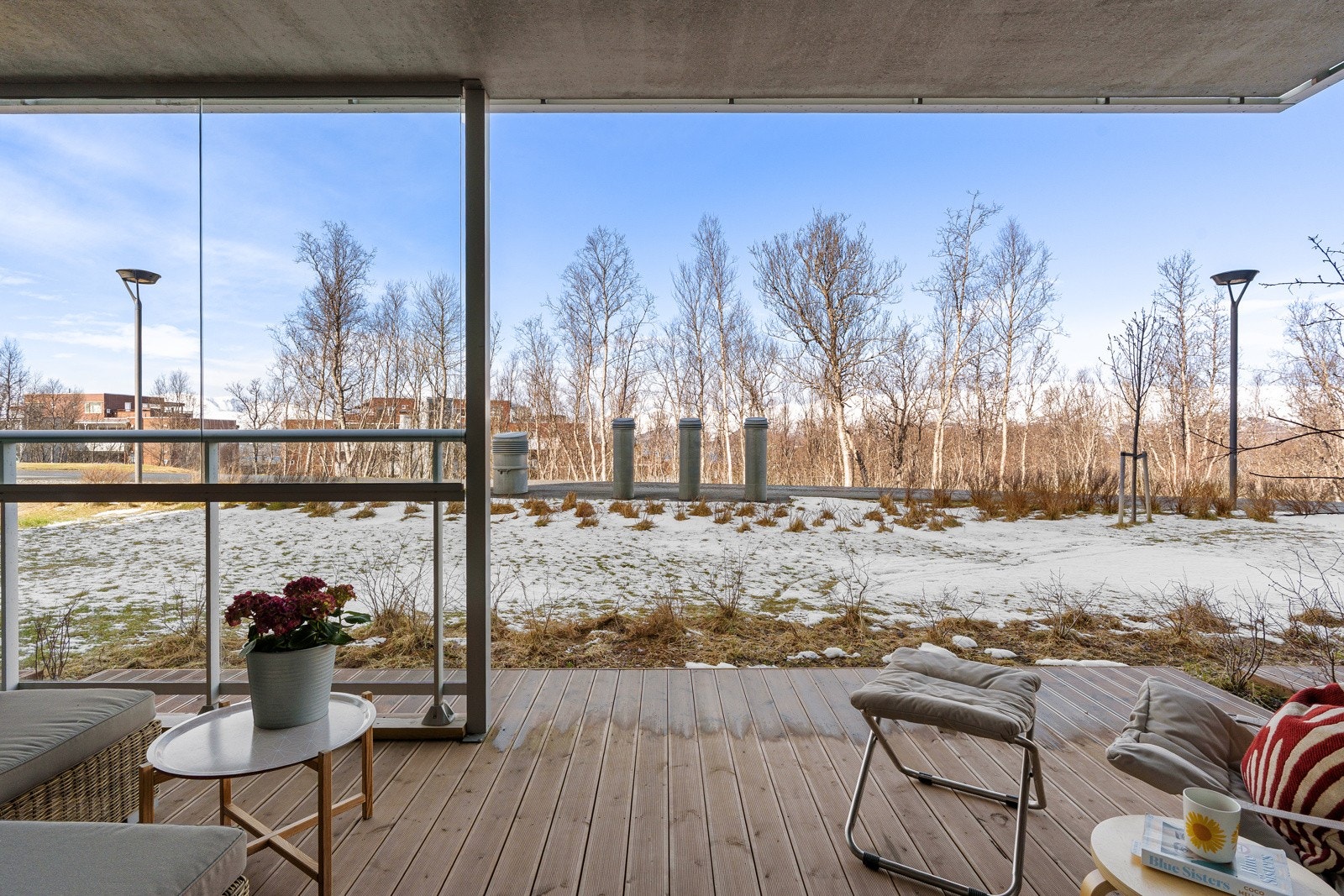 En stor vestvendt terrasse med gode solforhold og utsikt!