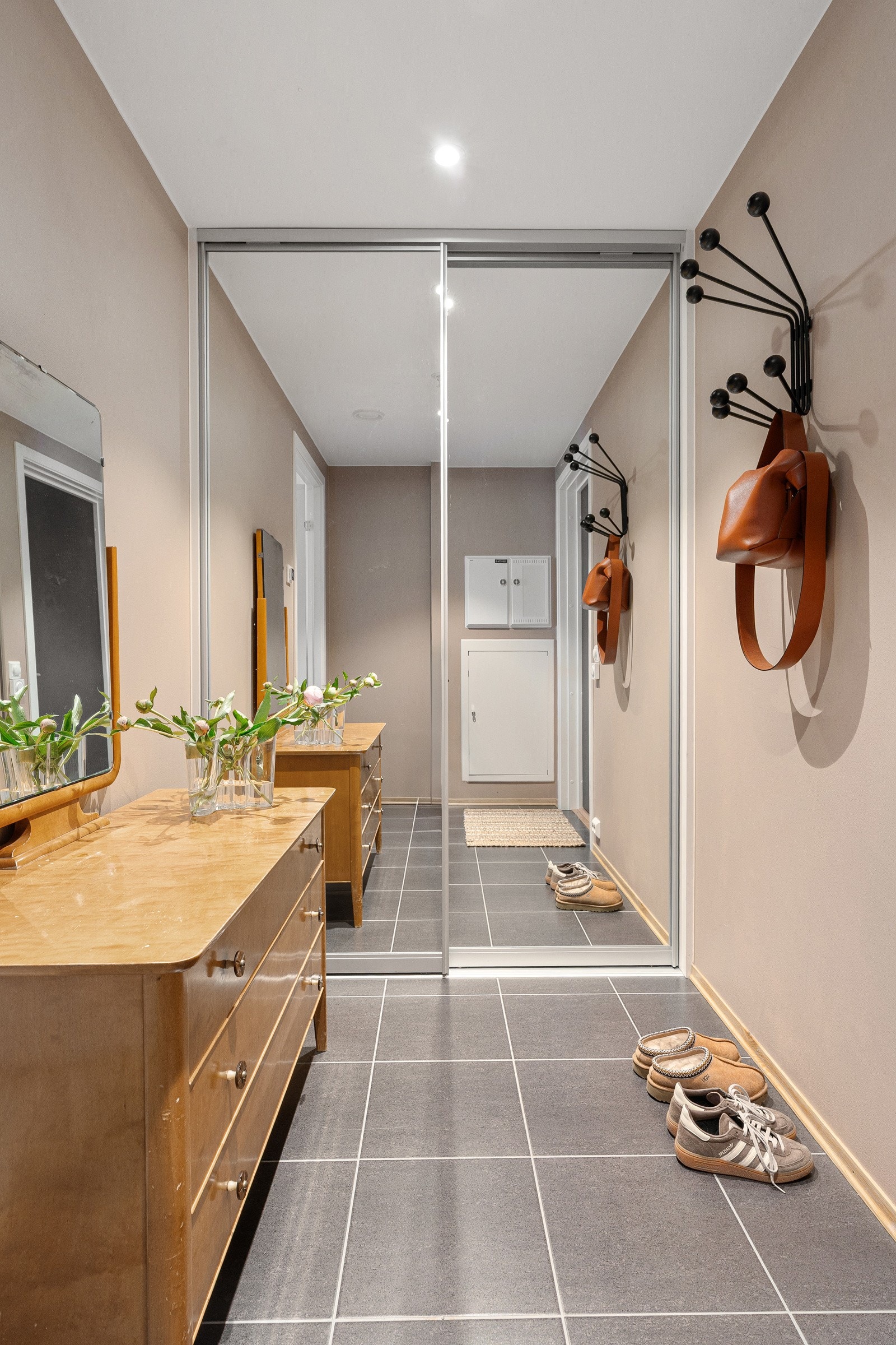 En stor praktisk skyvedørsgarderobe med speildører og god plass til kommode eller skoskap