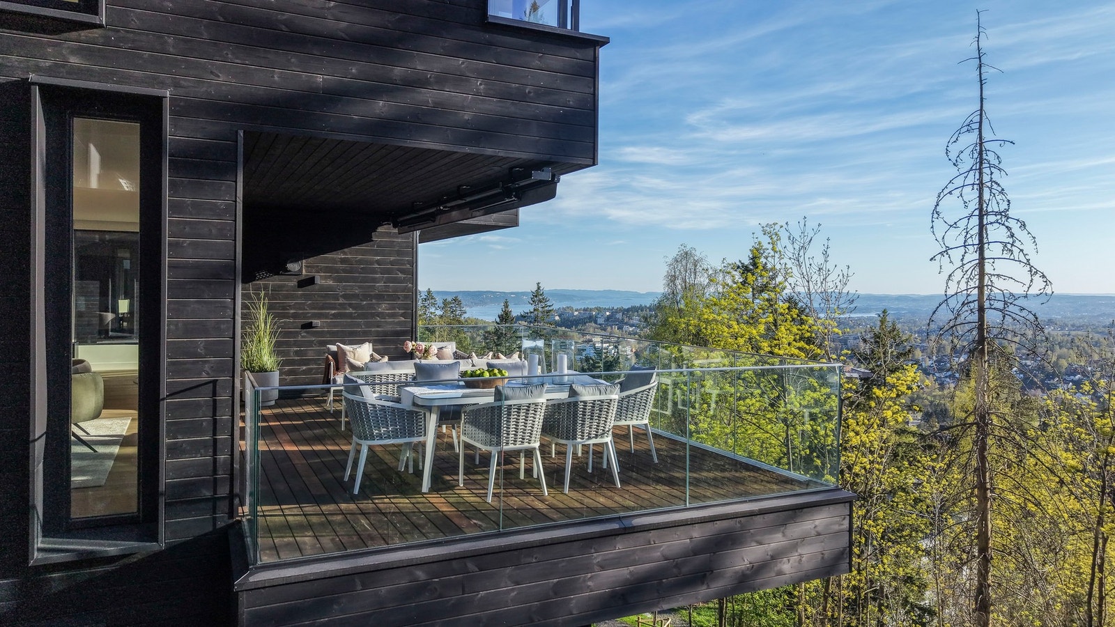 På balkongen er det god plass til opptil flere sittegrupper. Solen kommer tidlig og treffer balkongen hele ettermiddagen og kvelden Galleribilde
