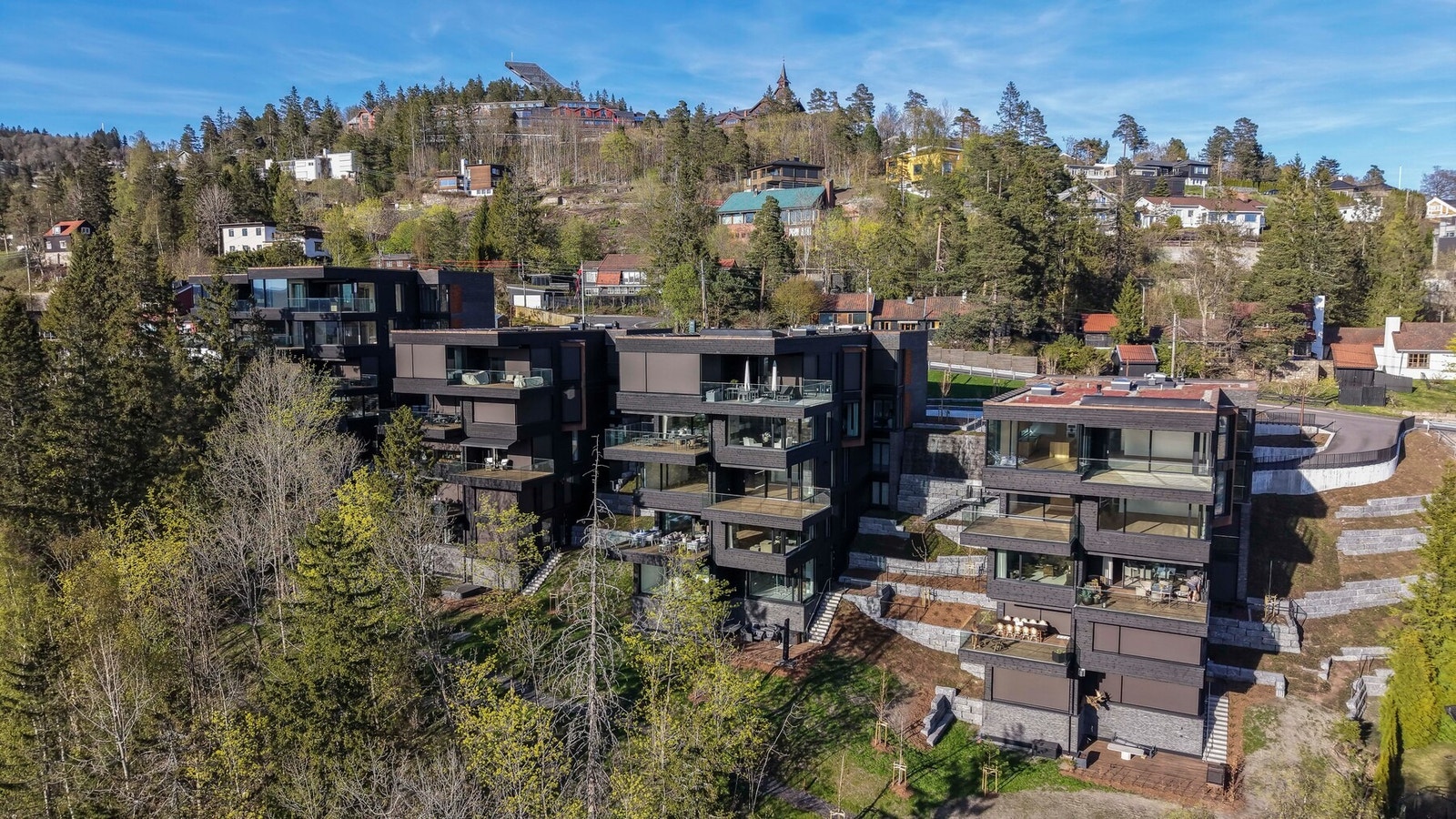 De fem blokkene ligger vakkert i terrenget, med bare 300 meter til t-banen og kort vei til Nordmarkas vakre turterreng Galleribilde