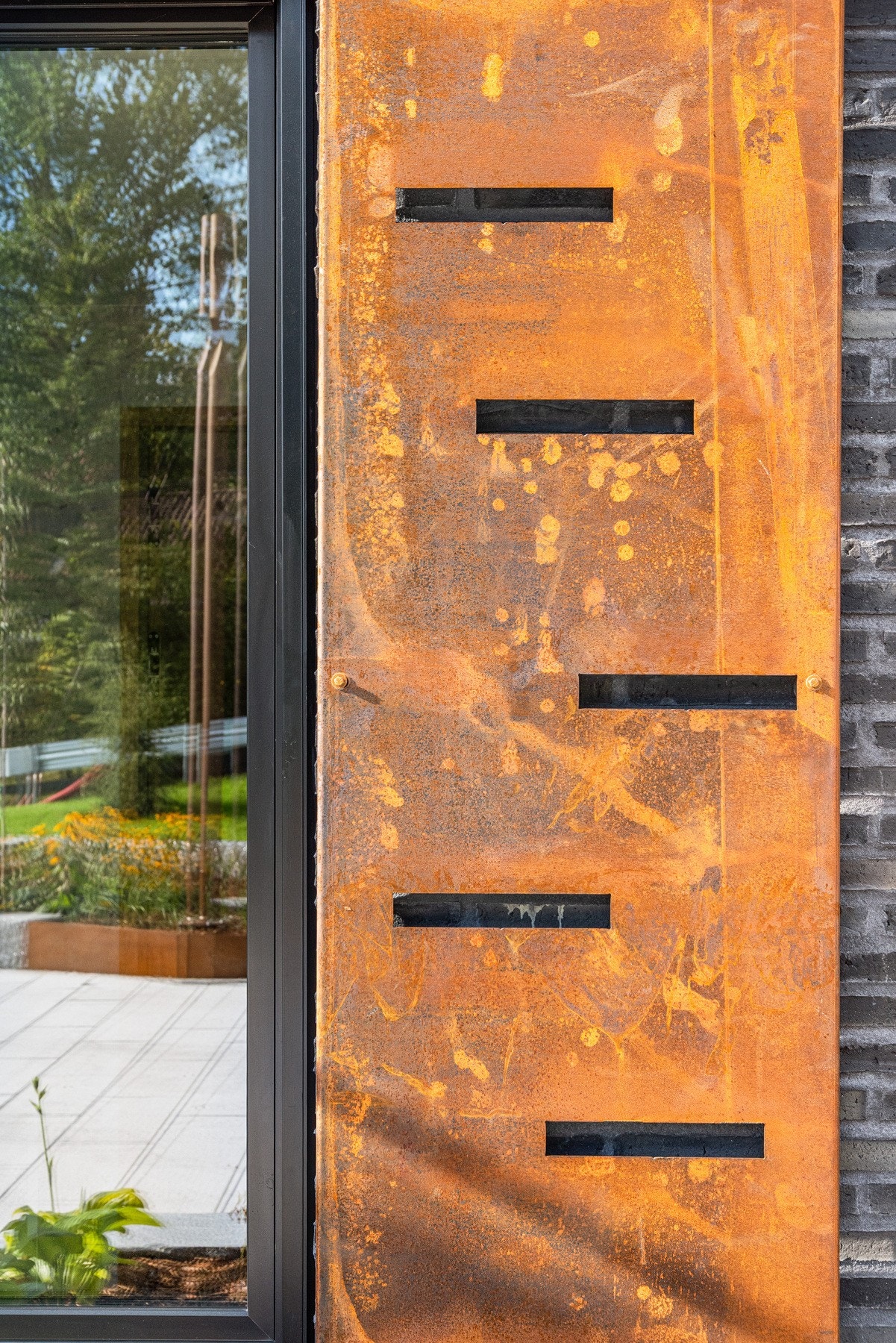 Vakre detaljer i kobber løfter det visuelle uttrykket på Setra vei Galleribilde