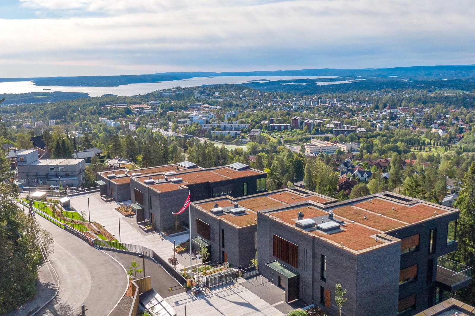 I Setra vei er det ikke spart på noe, verken inne i leiligheten eller utendørs. Høyt oppe i Holmenkollåsen, med fantastiske sol- og utsiktsforhold er Setra vei 26-32 kledd med et kompromissløst materialvalg Galleribilde