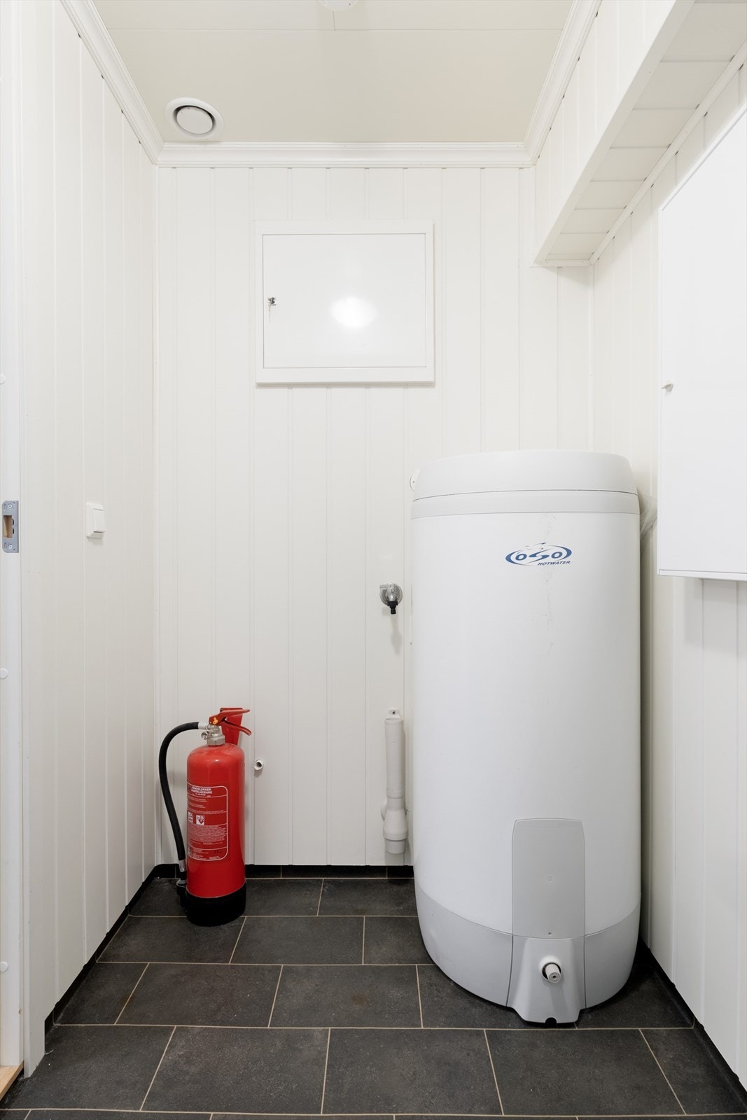 Frå badet igjen er det tilkomst til vaskerom med vinylbelegg og elektriske varmekablar på golvet. Her er opplegg for vaskemaskin. Galleribilde