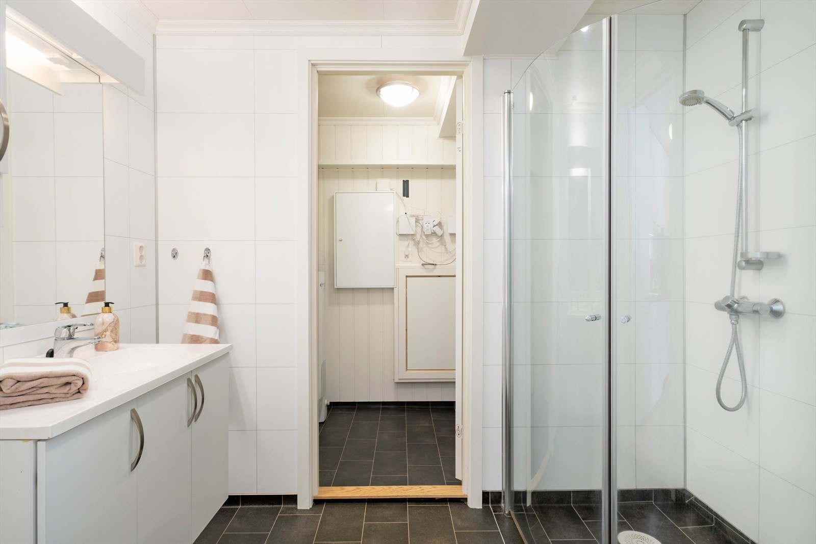 Badet er frå 2015 med baderomsplater på veggane og himlingsplater i taket. Golvet har vinylbelegg og elektriske varmekablar. Galleribilde