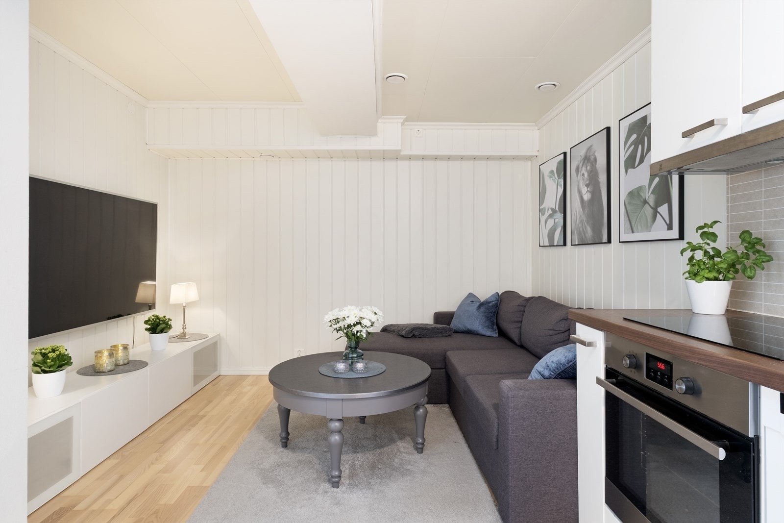 Stove og kjøkken kjem i ei opa løysing med plass til ei sittegruppe. Galleribilde