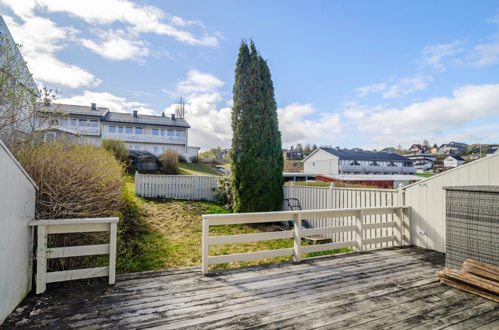 Fin terrasse på baksiden med en liten hageflekk. Galleribilde