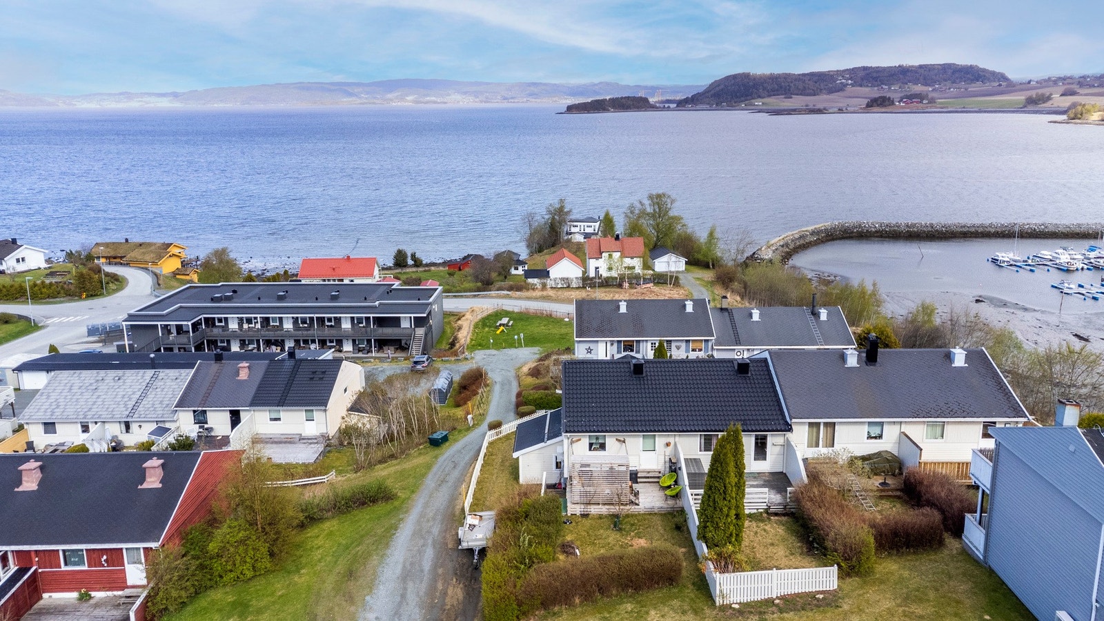 Et innholdsrikt, selveid rekkhus med fantastisk utsikt. Galleribilde