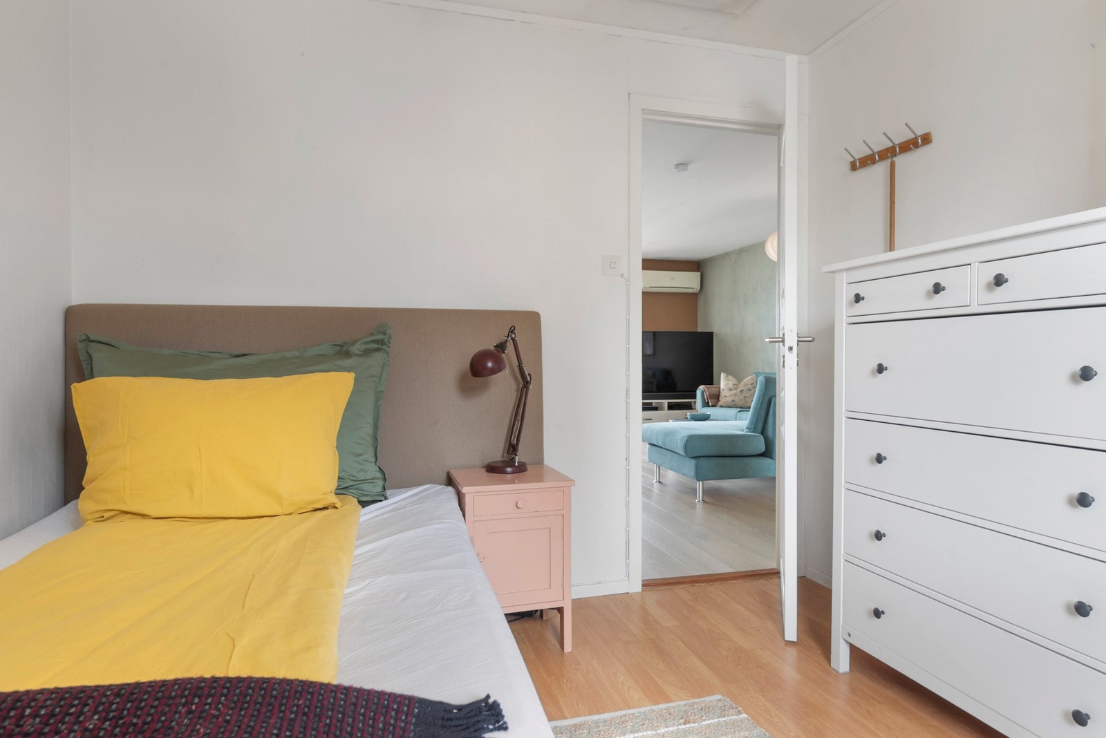 Her er det god plass til dobbeltseng og skap. Tilgang til kaldloft med oppbevaringsplass. Galleribilde