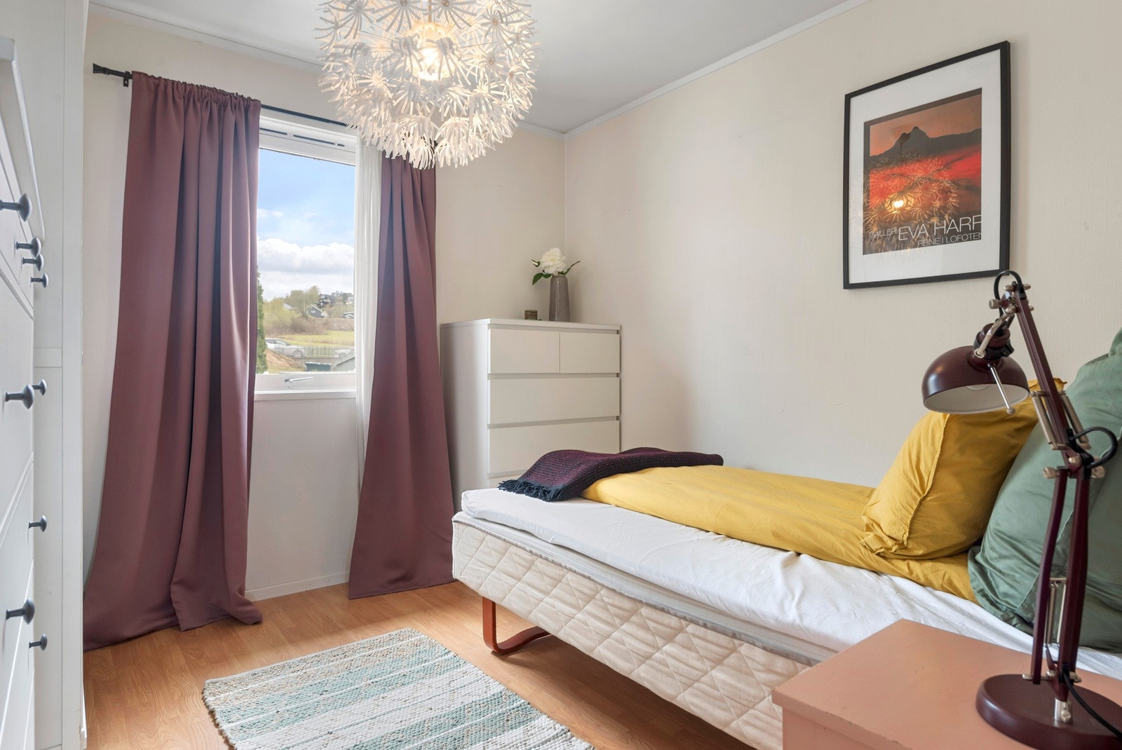 Soverom i 1.etasjen på 9m². Galleribilde