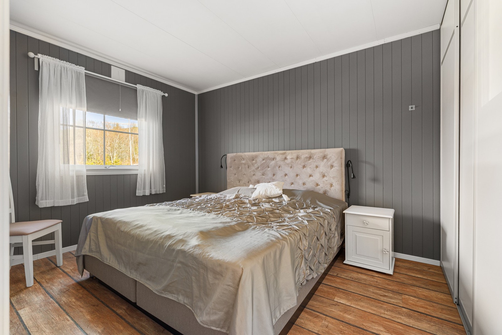 Hovedsoverom med skyvedørsgarderobe Galleribilde