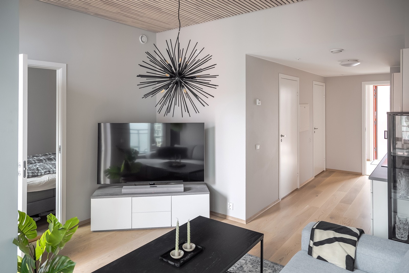 Leiligheten innahar moderne fasiliteter som fjernvarme, balansert ventilasjon og heis, samt enstavs eikeparkett og slette vegg- og gulvflater. Galleribilde