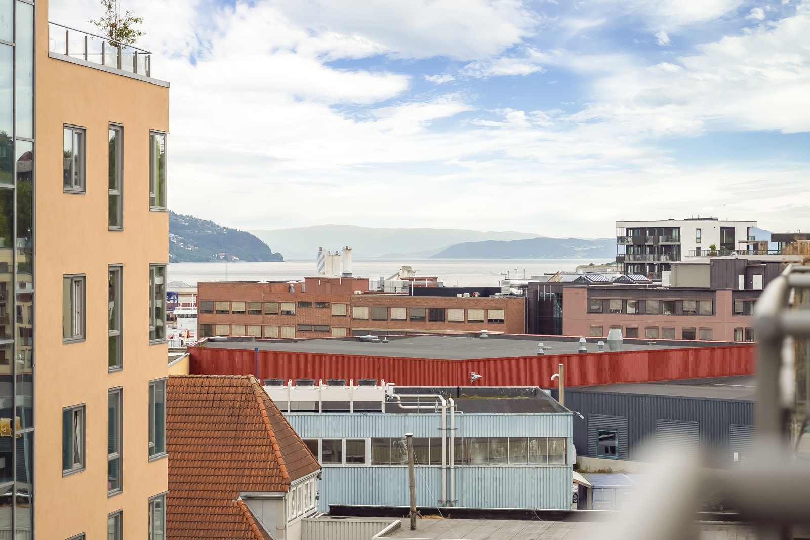 Herlig beliggenhet med fjordutsikt og så godt som helt skjermet for innsyn. Galleribilde
