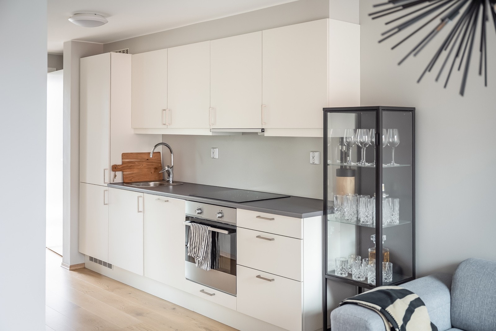 Leiligheten innahar moderne fasiliteter som fjernvarme, balansert ventilasjon og heis, samt enstavs eikeparkett og slette vegg- og gulvflater. Galleribilde